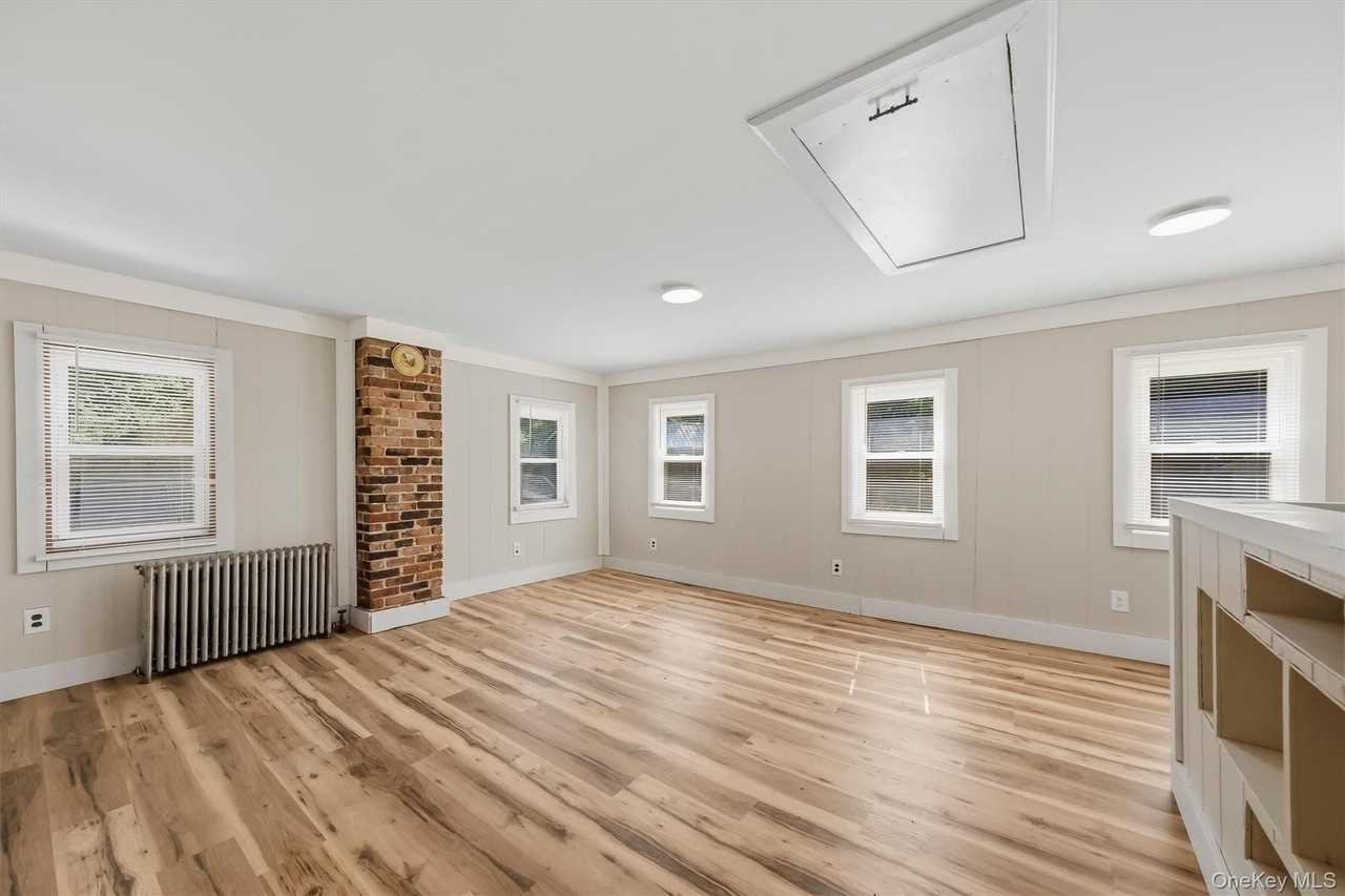 212 Center St - Photo 7 of 30