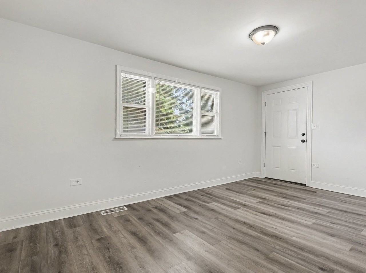 10004 S Torrence Ave - Photo 3 of 15