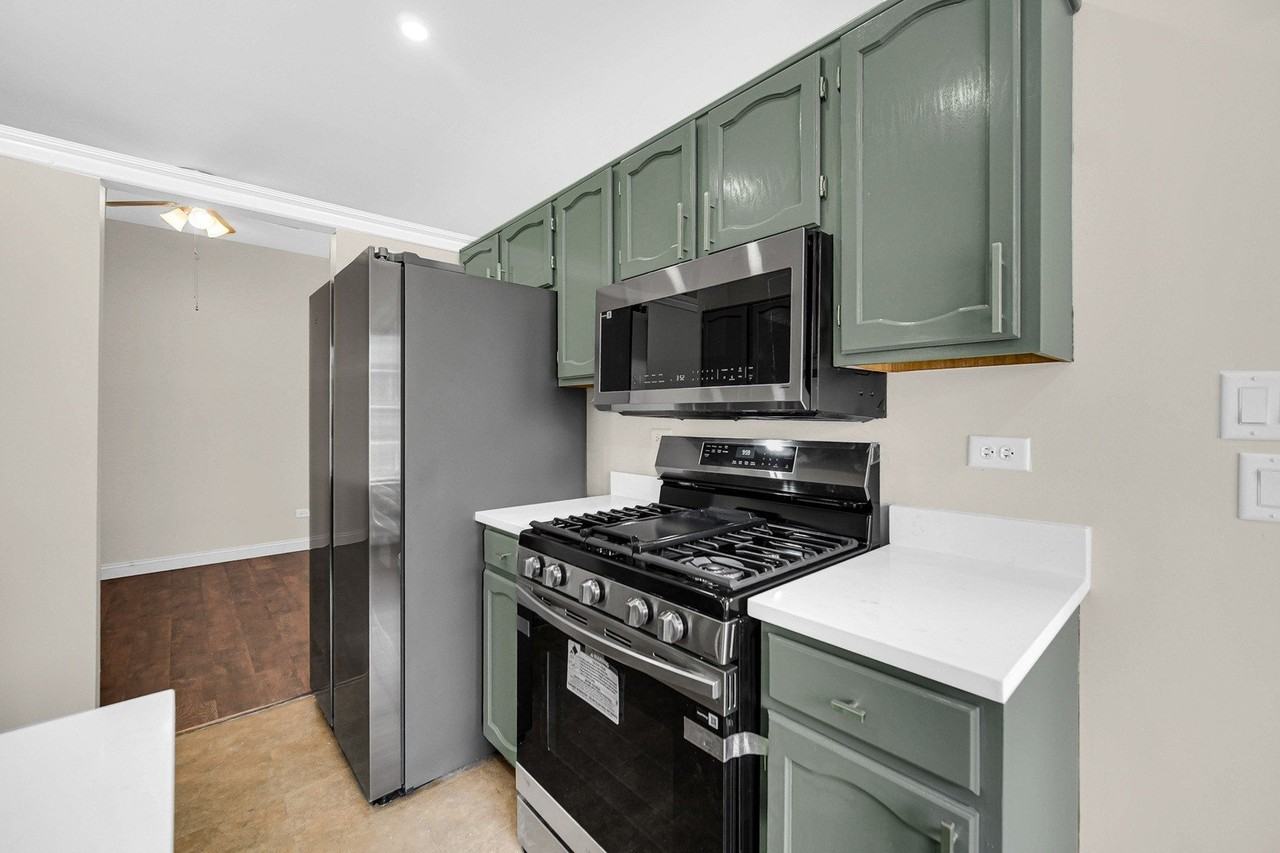 1661 Commodore Ct #3 - Photo 7 of 28