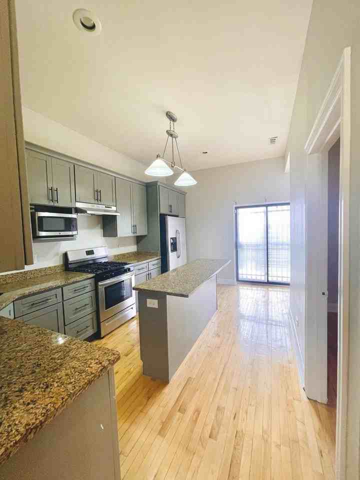 469 E Bowen Ave #1 - Photo 6 of 18