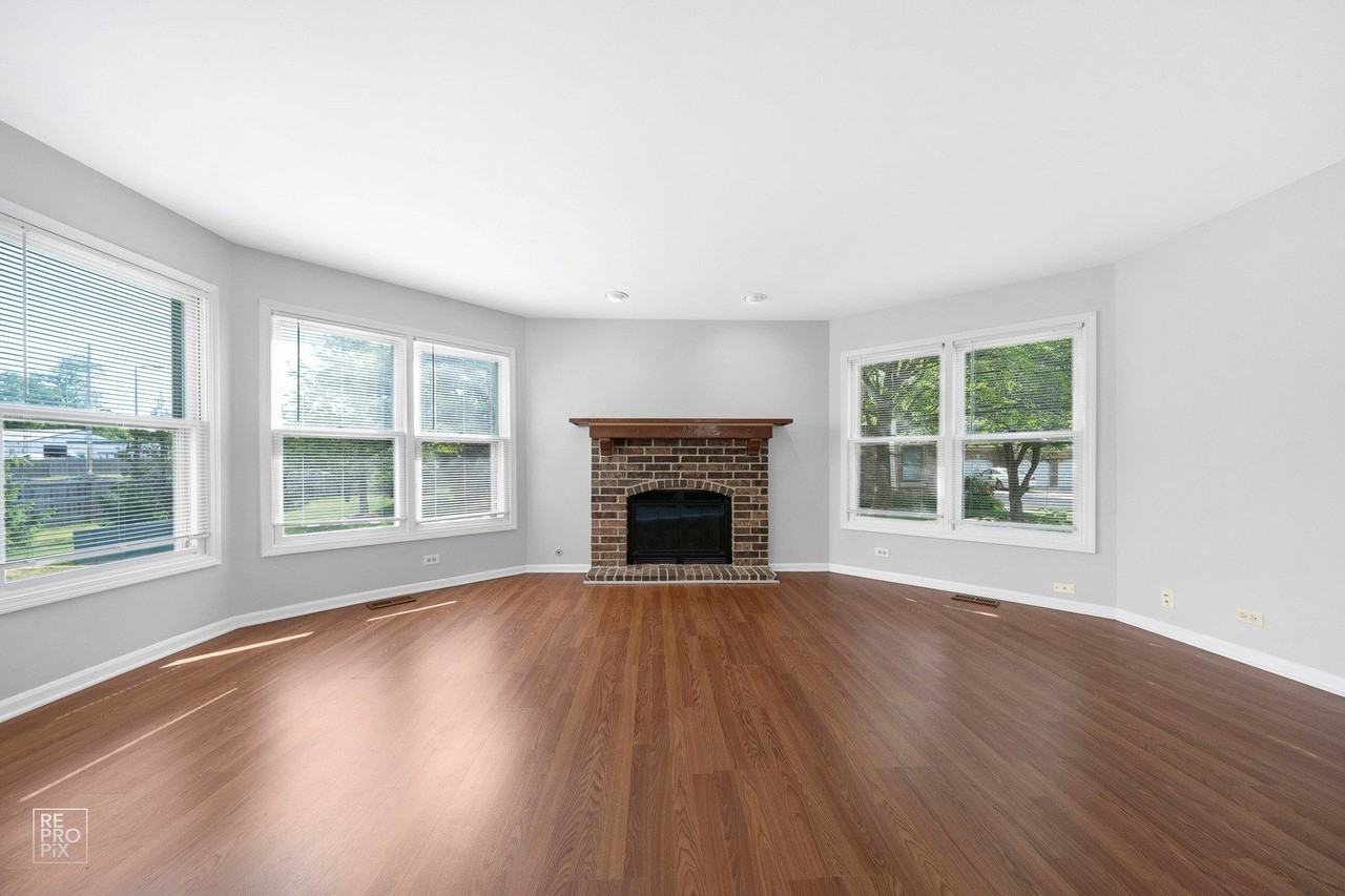 98 Willow Pkwy #98 - Photo 2 of 20