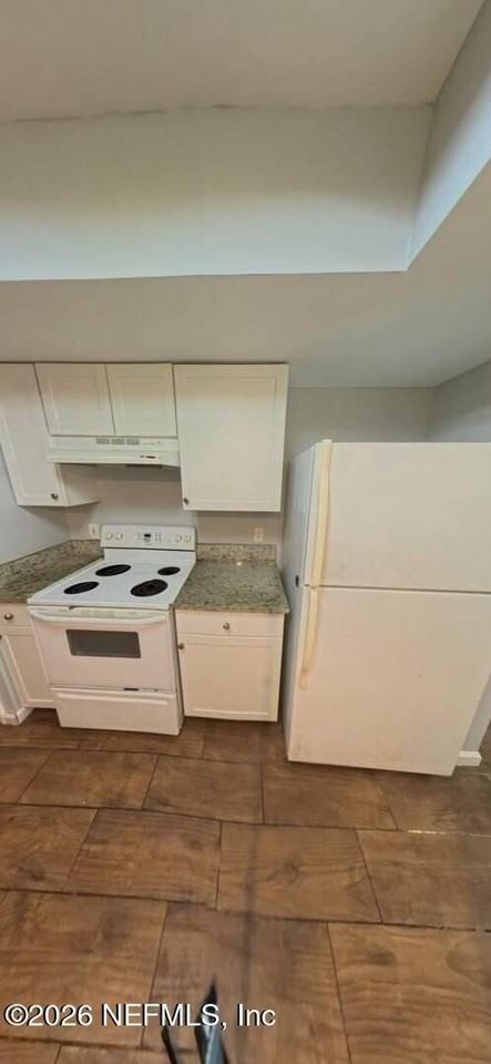 1294 Bee St N - Photo 4 of 28