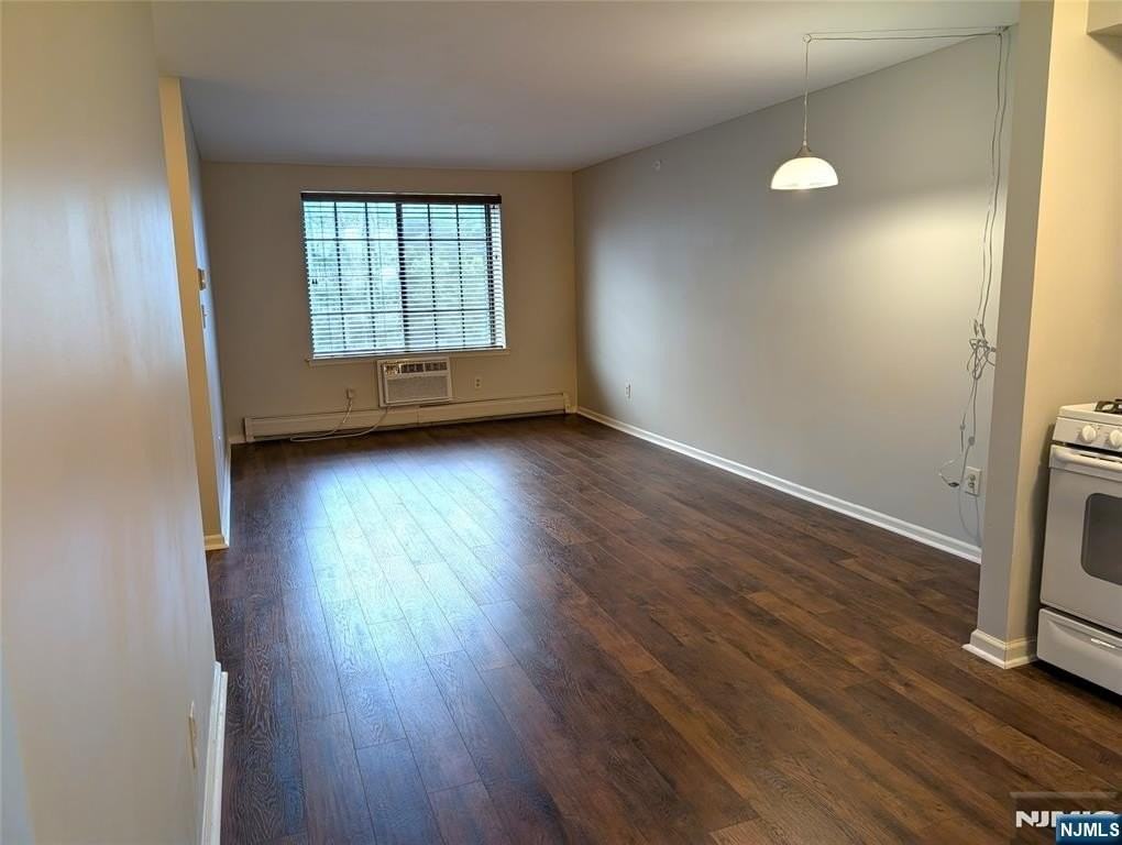 2021 Hawthorne Ln - Photo 3 of 19