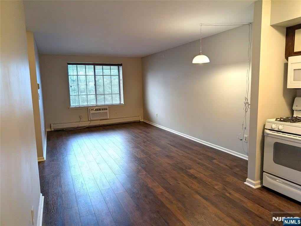 2021 Hawthorne Ln - Photo 4 of 19