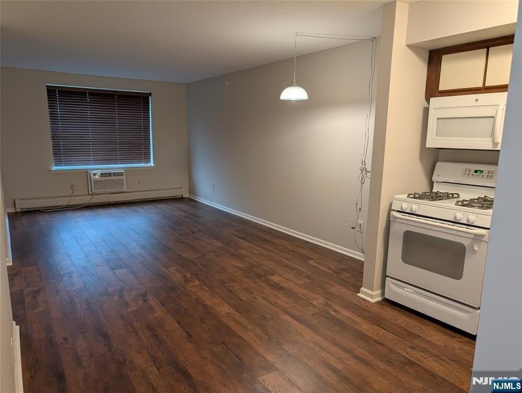 2021 Hawthorne Ln - Photo 5 of 19