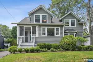 featured image of 211 Pinelynn Rd