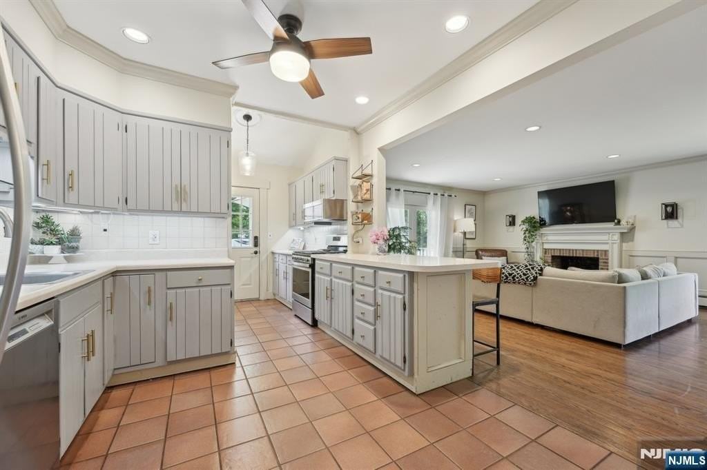 211 Pinelynn Rd - Photo 4 of 22