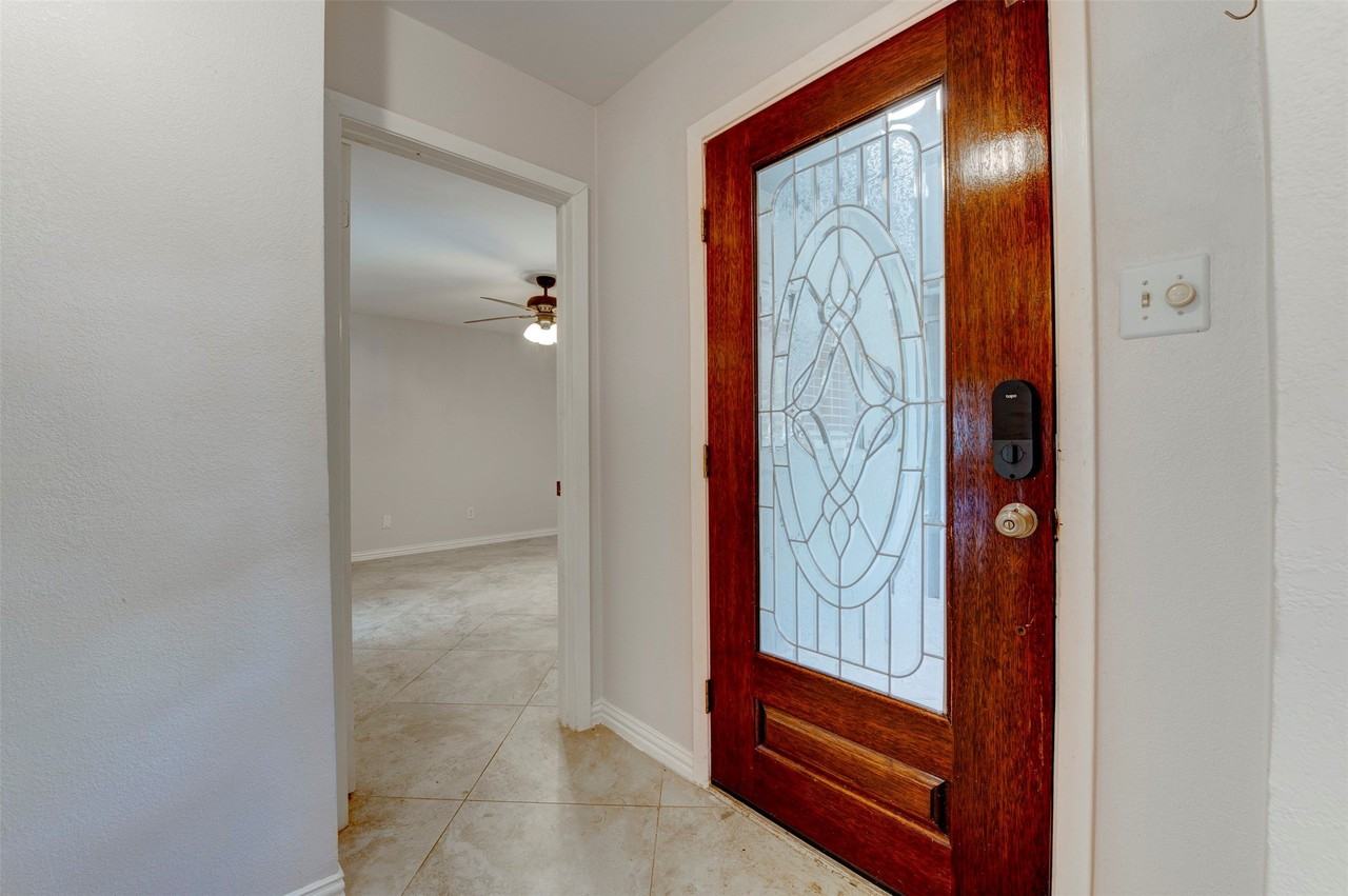 10703 Highland Woods Dr - Photo 3 of 33