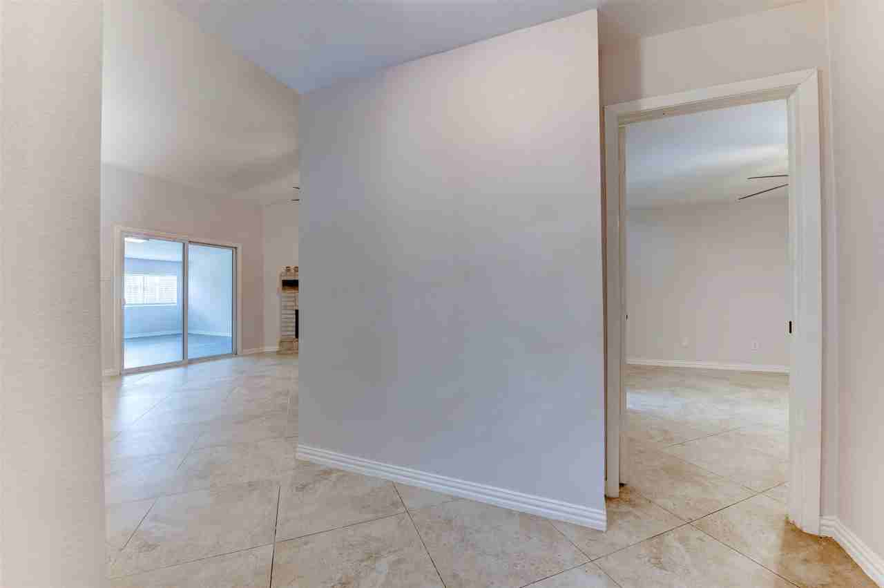10703 Highland Woods Dr - Photo 4 of 33