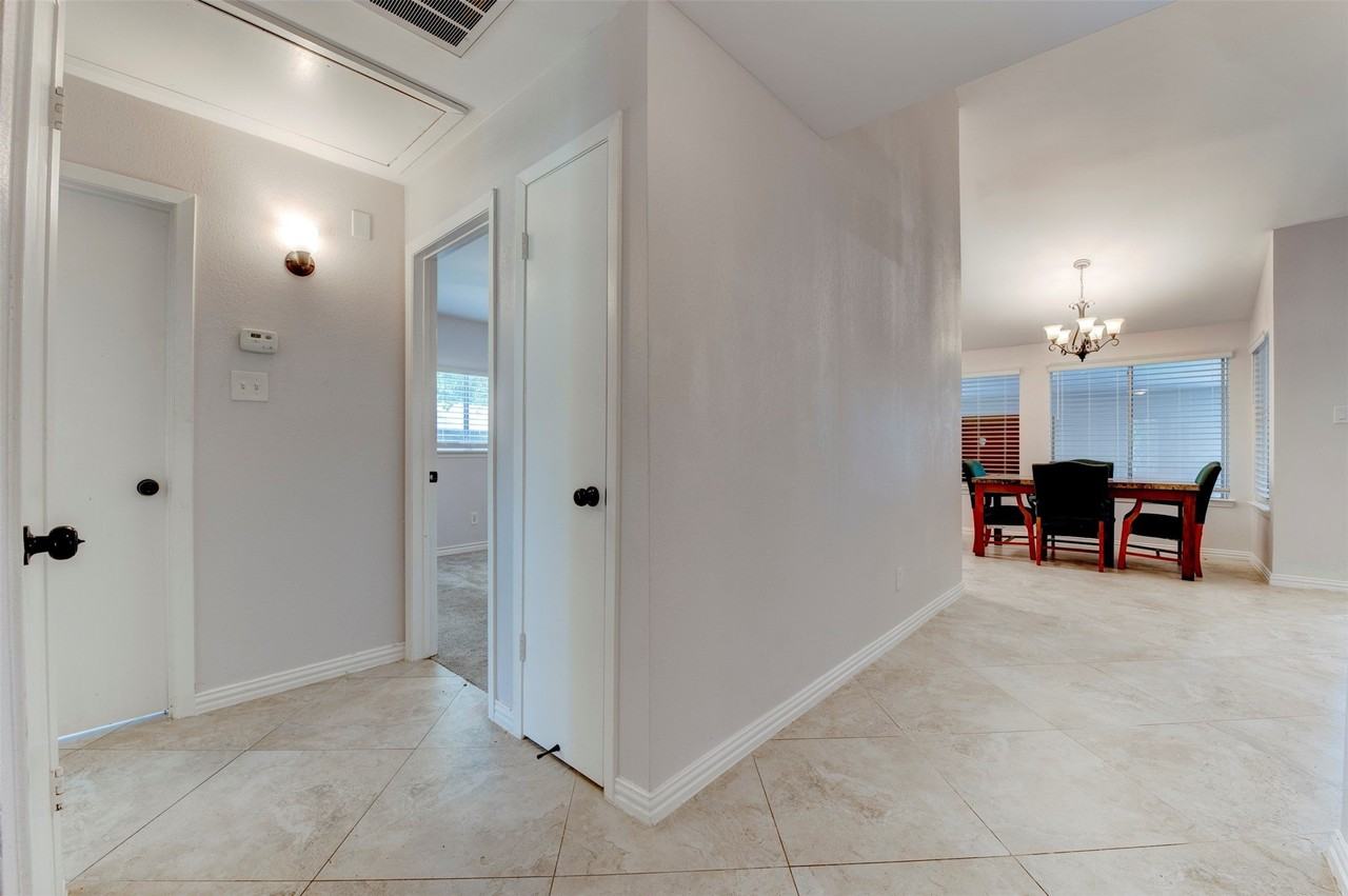 10703 Highland Woods Dr - Photo 5 of 33
