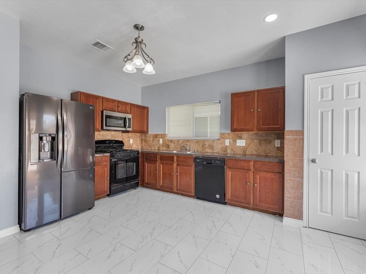 6131 Settlers Lake Cir W - Photo 6 of 14