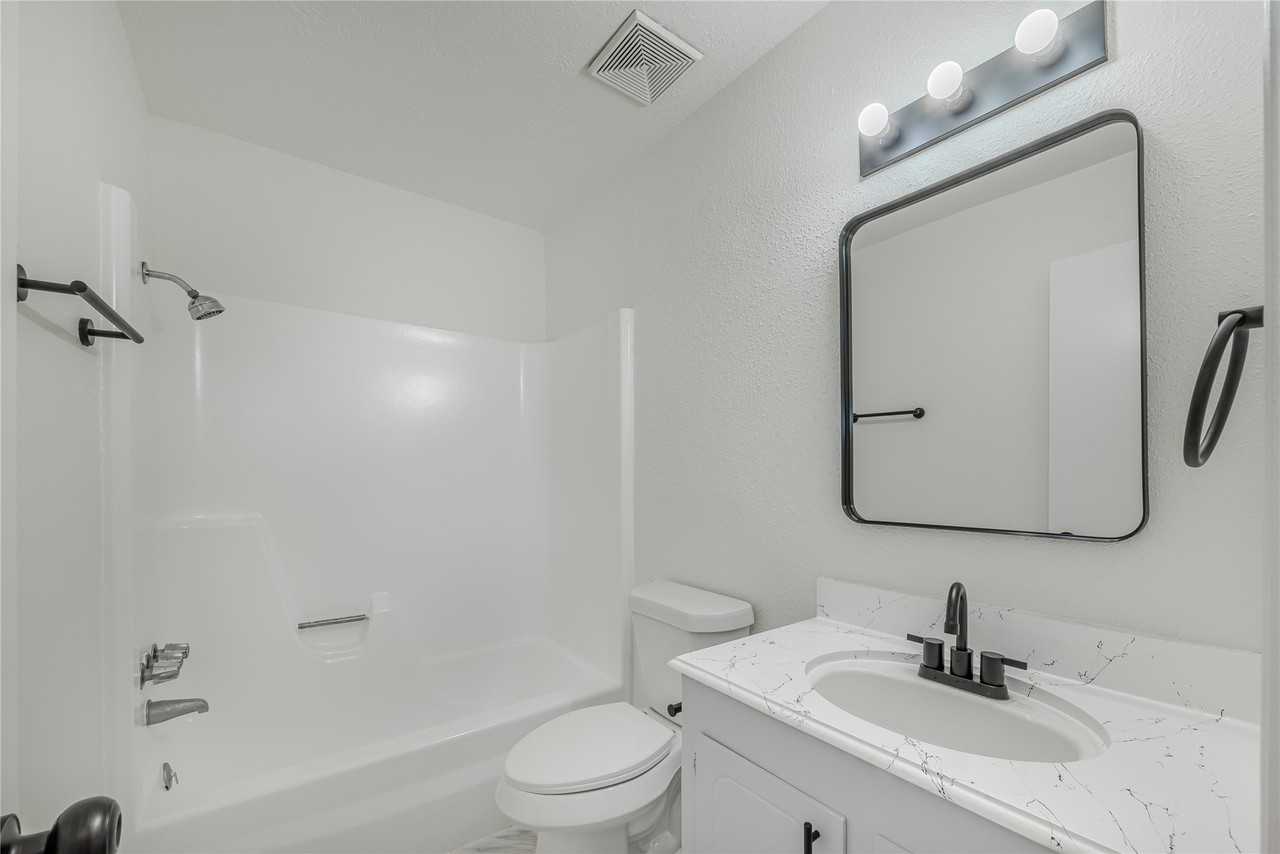 1803 Country Village Blvd - Photo 5 of 37