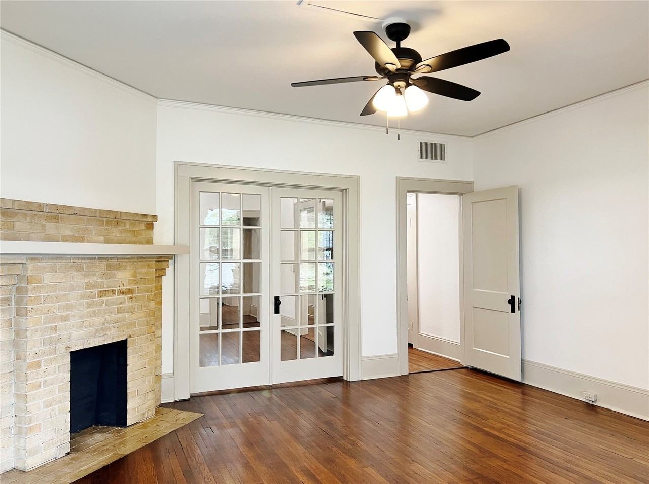 420 W Franklin St #4 - Photo 2 of 10