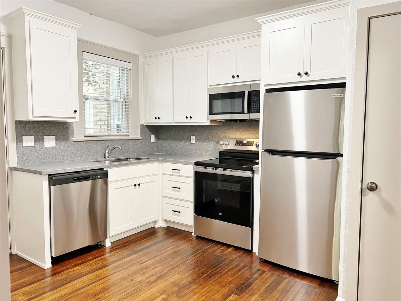 420 W Franklin St #4 - Photo 4 of 10
