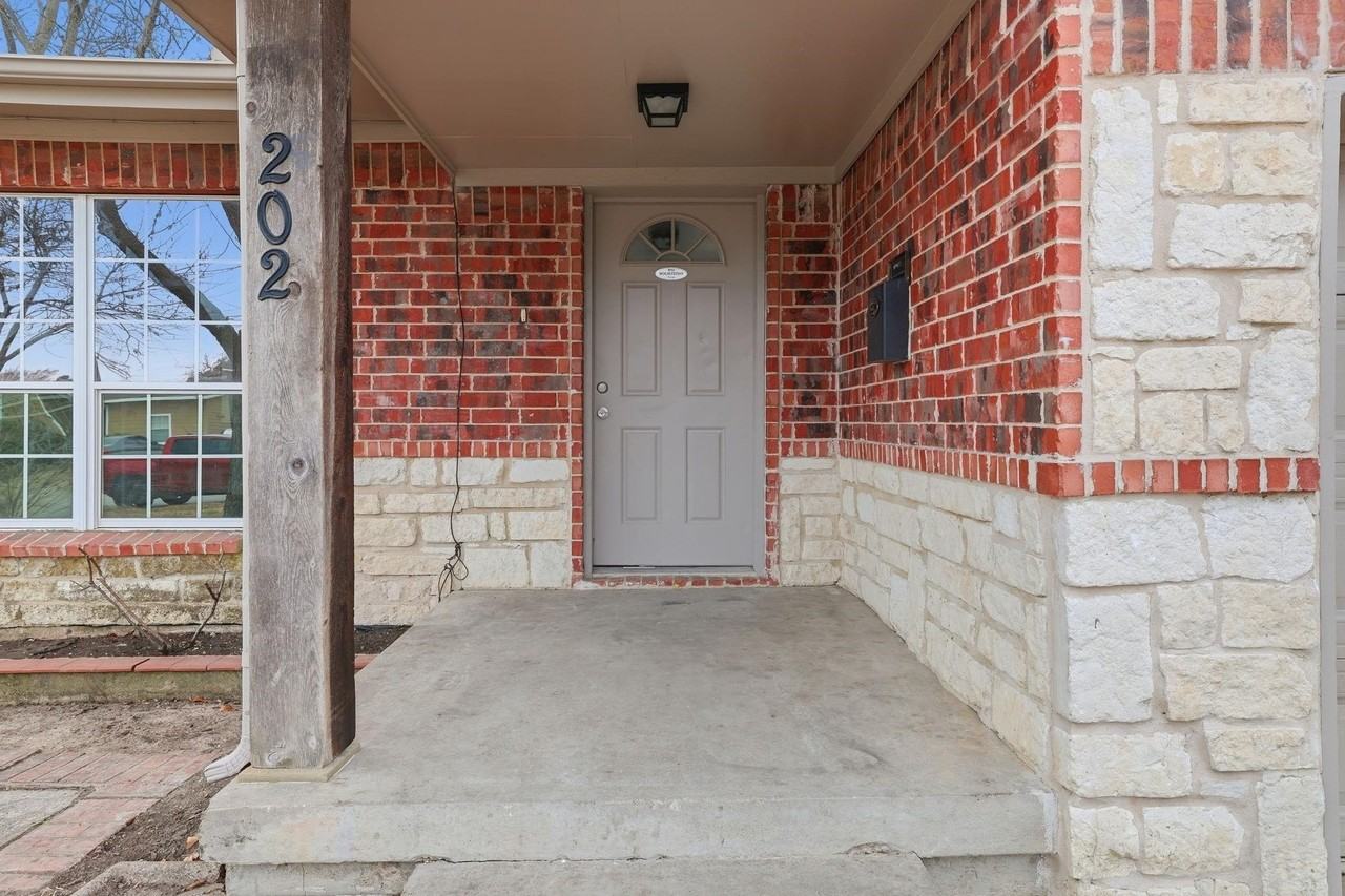 202 E Linda Dr - Photo 4 of 15