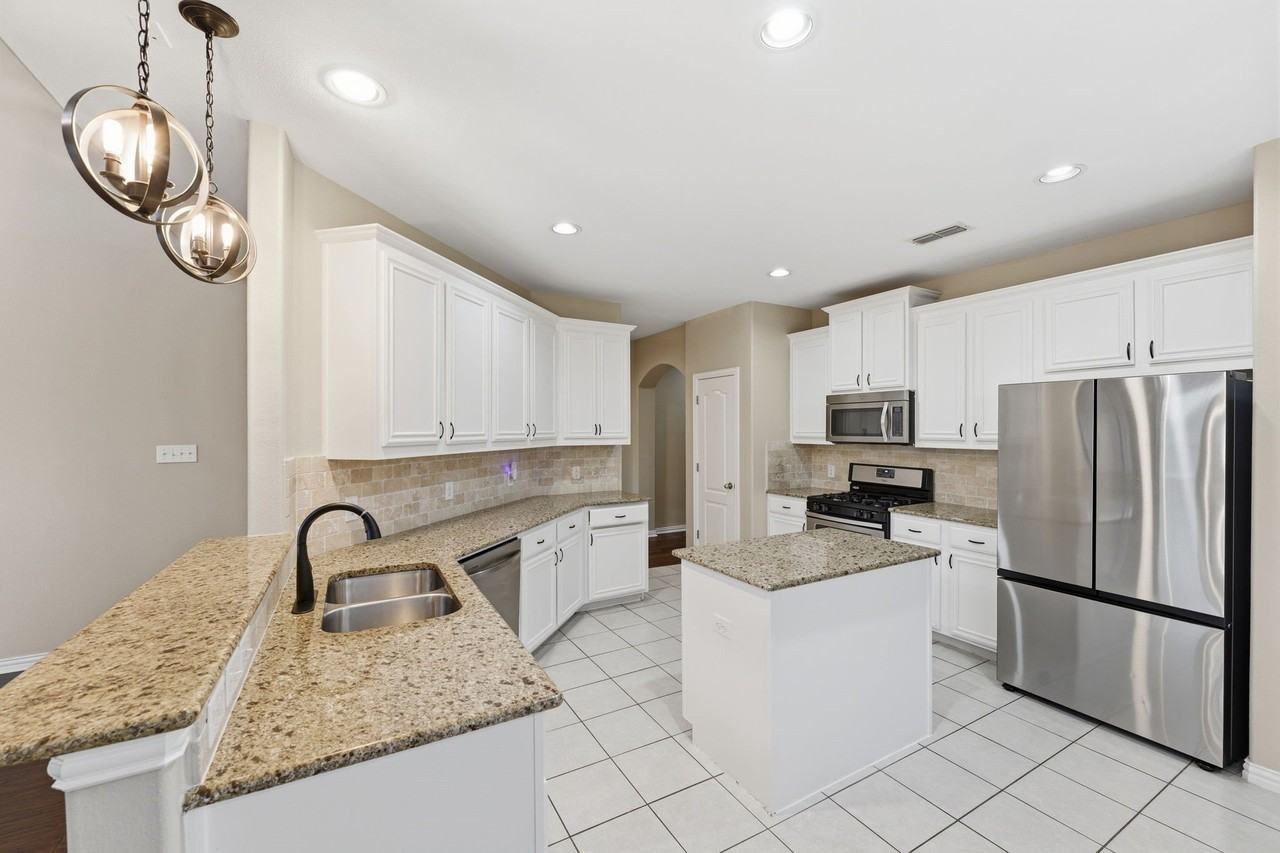 2208 Gregory Creek Dr - Photo 2 of 28