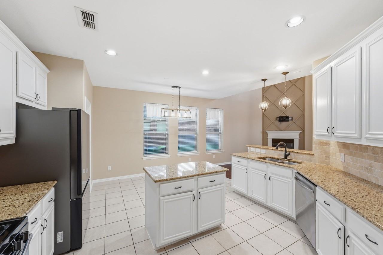 2208 Gregory Creek Dr - Photo 3 of 28