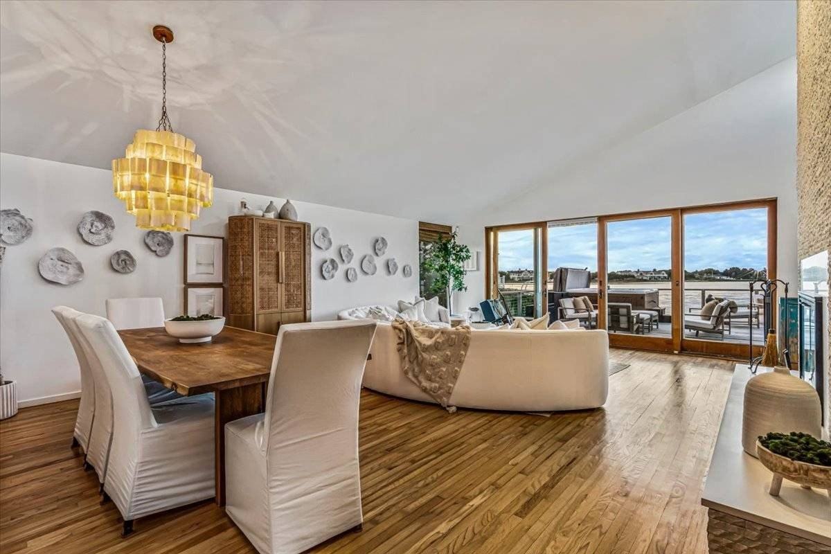 192 Dune Rd - Photo 6 of 30