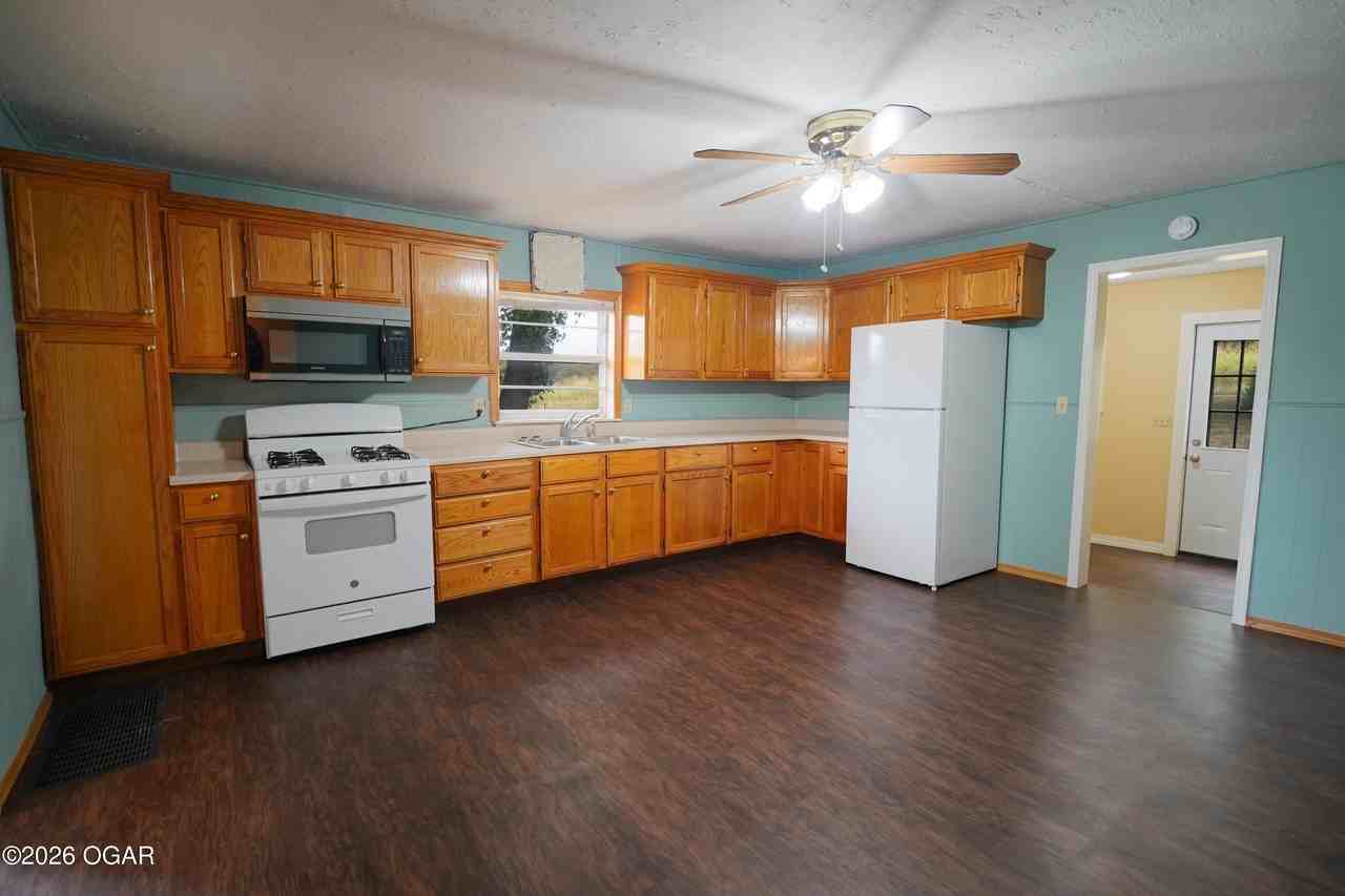 2720 Douglas Fir Rd - Photo 5 of 17