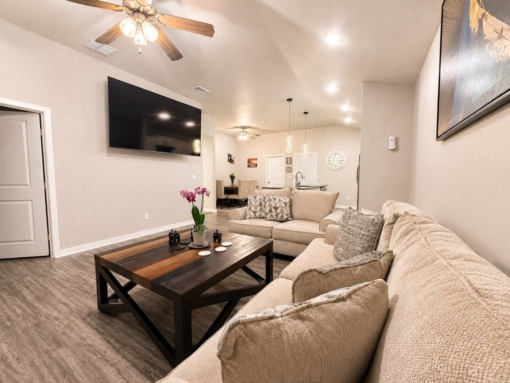 2122 Marfa Ln - Photo 4 of 20