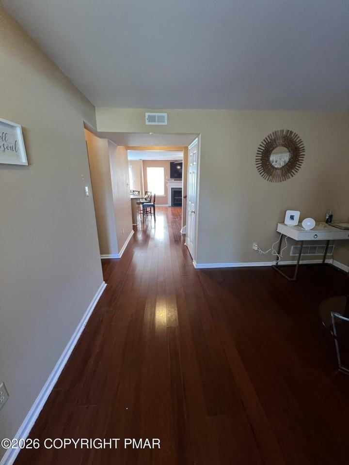 303 Victoria Way - Photo 4 of 35