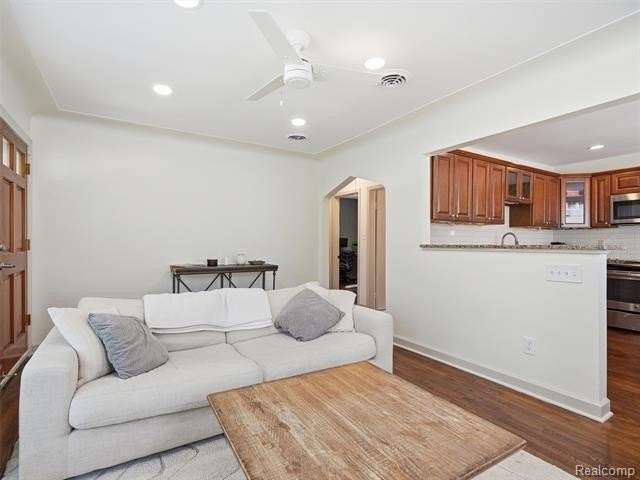 1514 S Wilson Ave - Photo 7 of 31