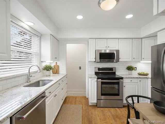 2090 Bradford Rd - Photo 7 of 31