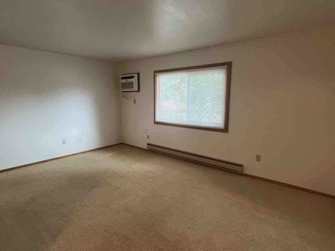 410 4th Ave Ne #8 - Photo 5 of 9