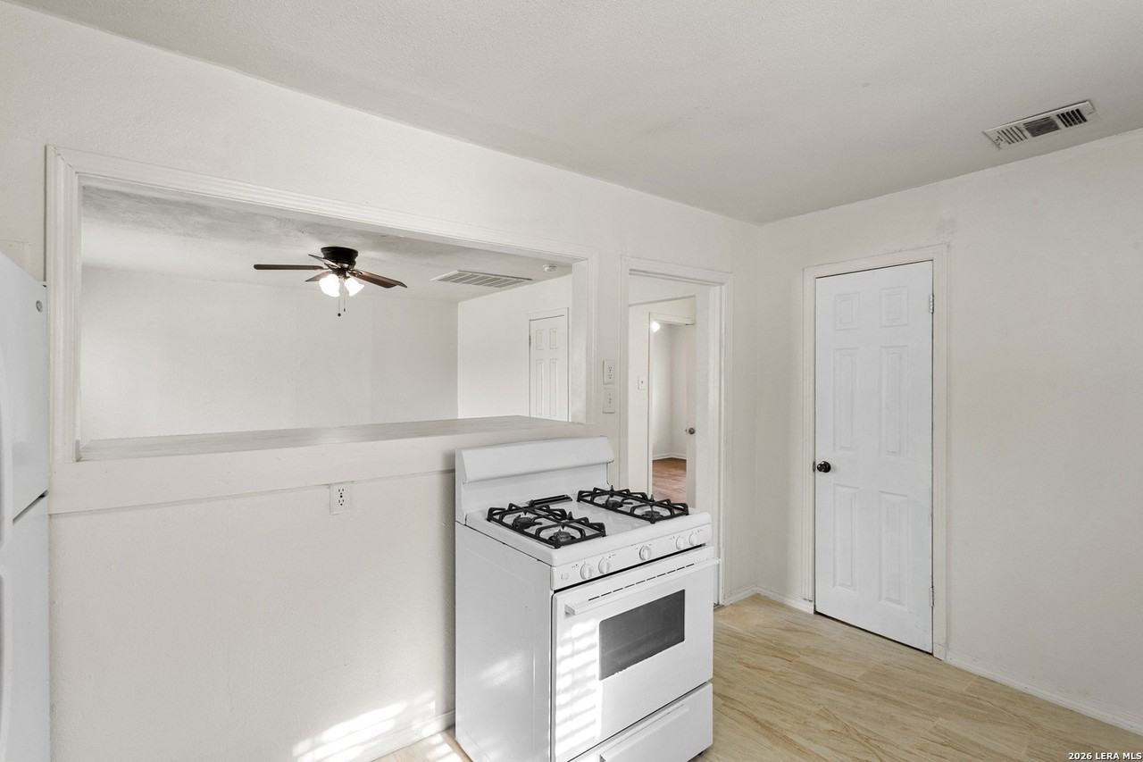 759 Avondale Ave - Photo 4 of 18