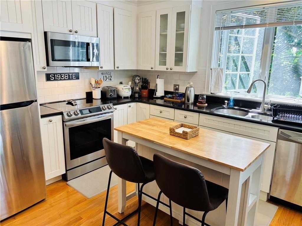 571 Bellevue Ave #2 - Photo 3 of 9