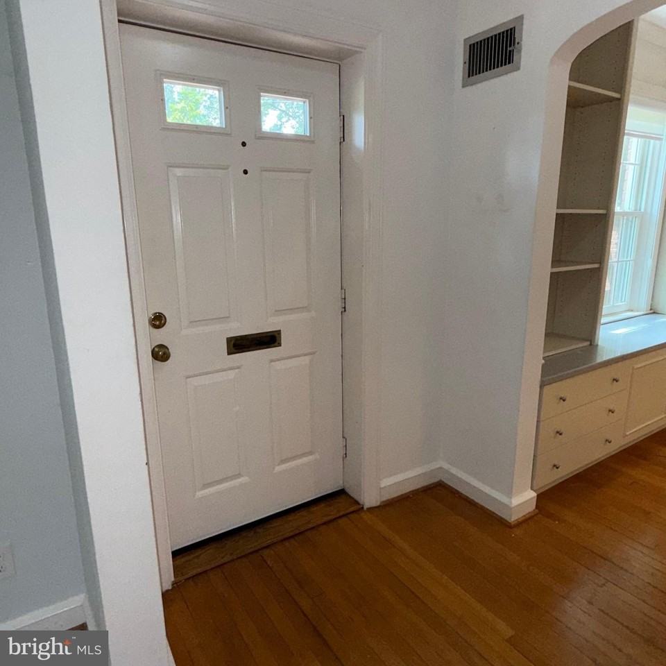 3121 Quebec Pl Nw - Photo 3 of 30