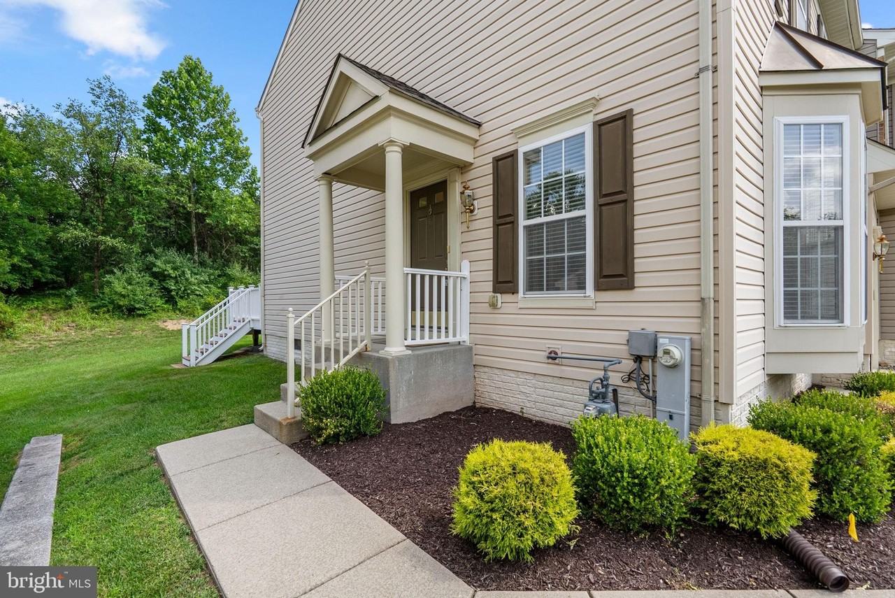 6381 Stockbridge Overlook Ct - Photo 2 of 45