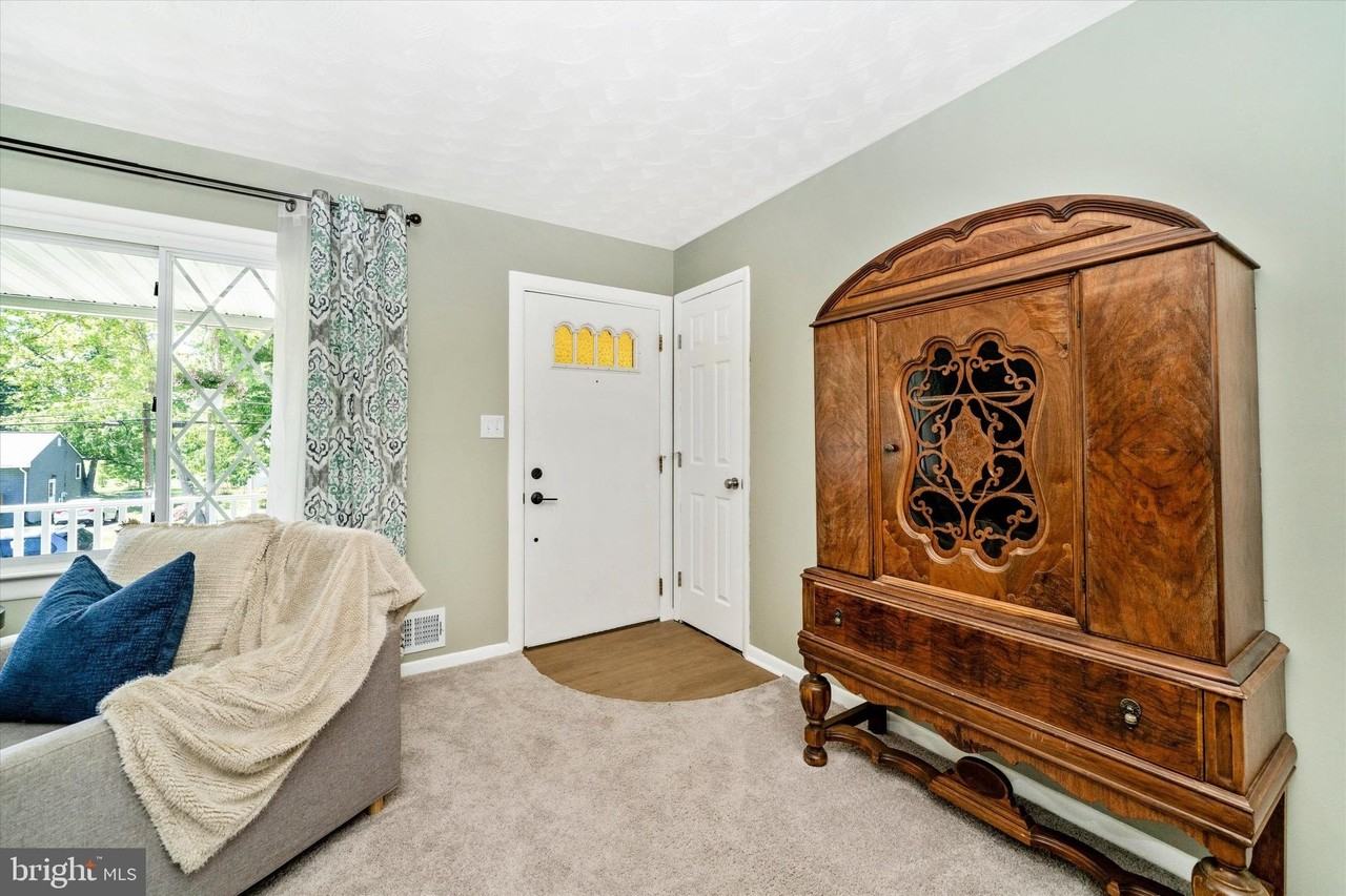 8409 Woodward St - Photo 6 of 50