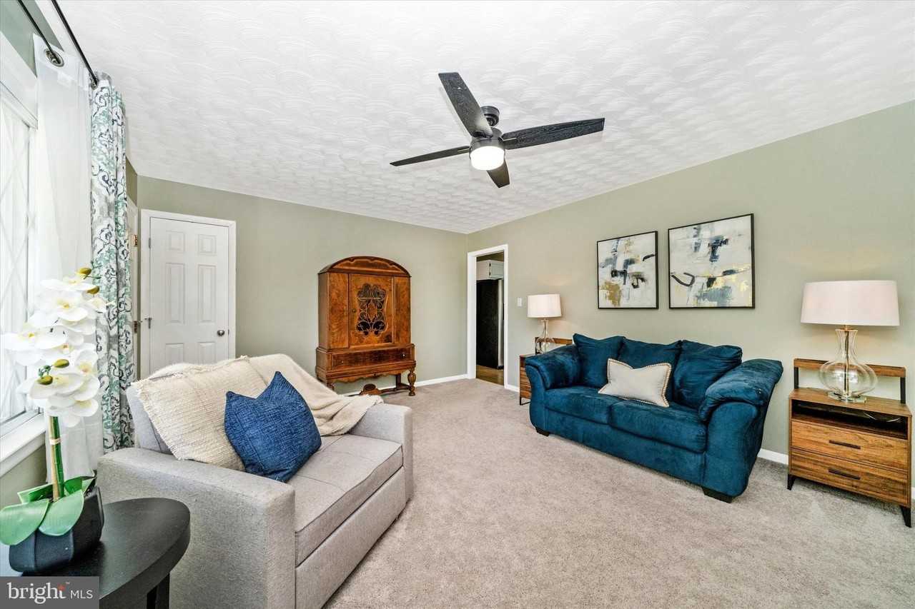 8409 Woodward St - Photo 7 of 50