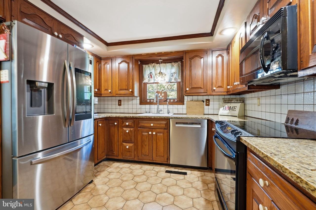 244 Federal City Rd - Photo 7 of 32