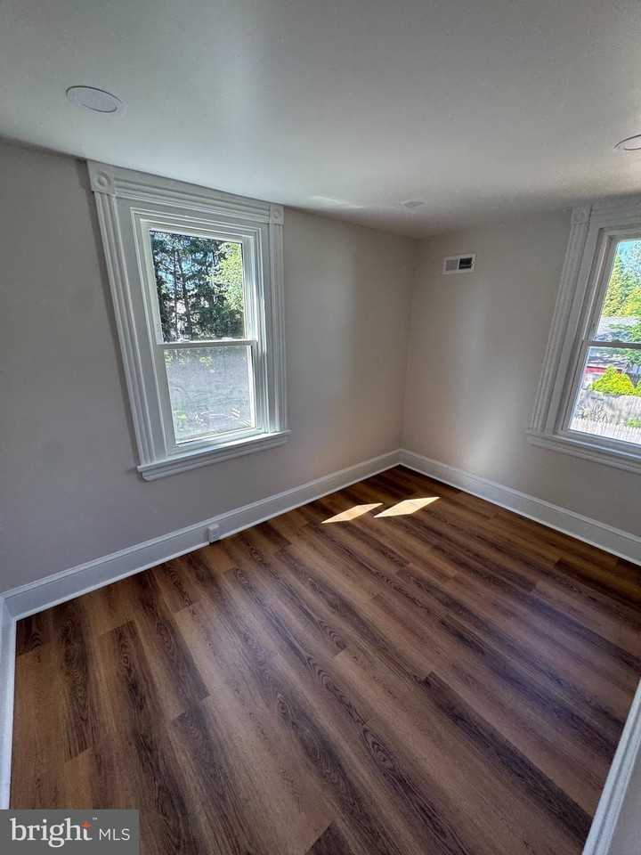 683 Knowles Ave - Photo 5 of 15