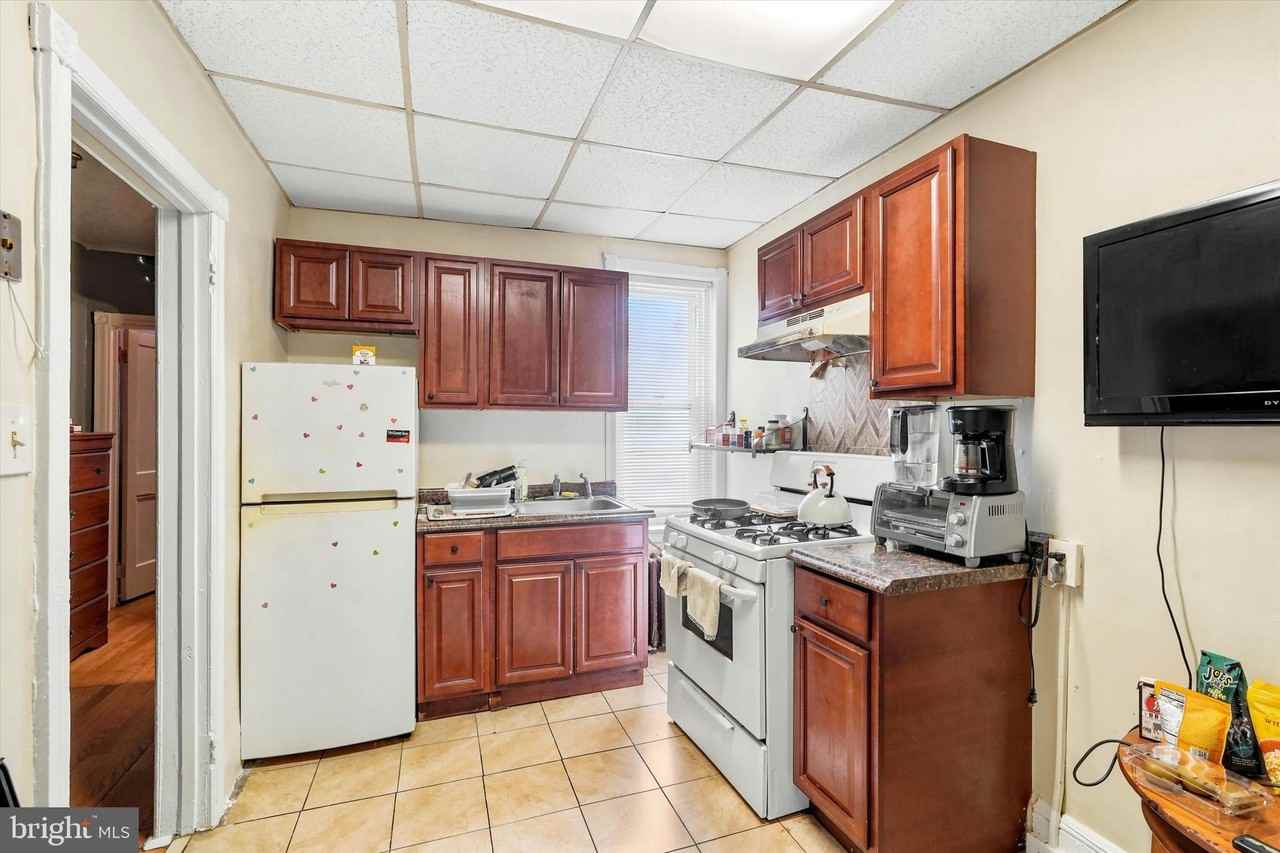 1833 Daly St #2 - Photo 4 of 16