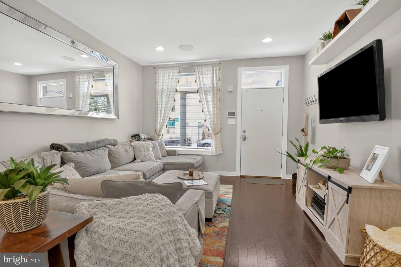 2441 Coral St - Photo 3 of 45