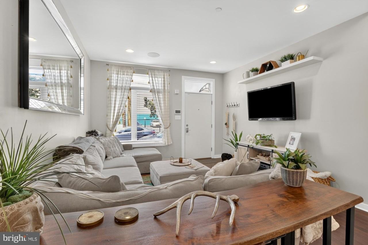 2441 Coral St - Photo 4 of 45