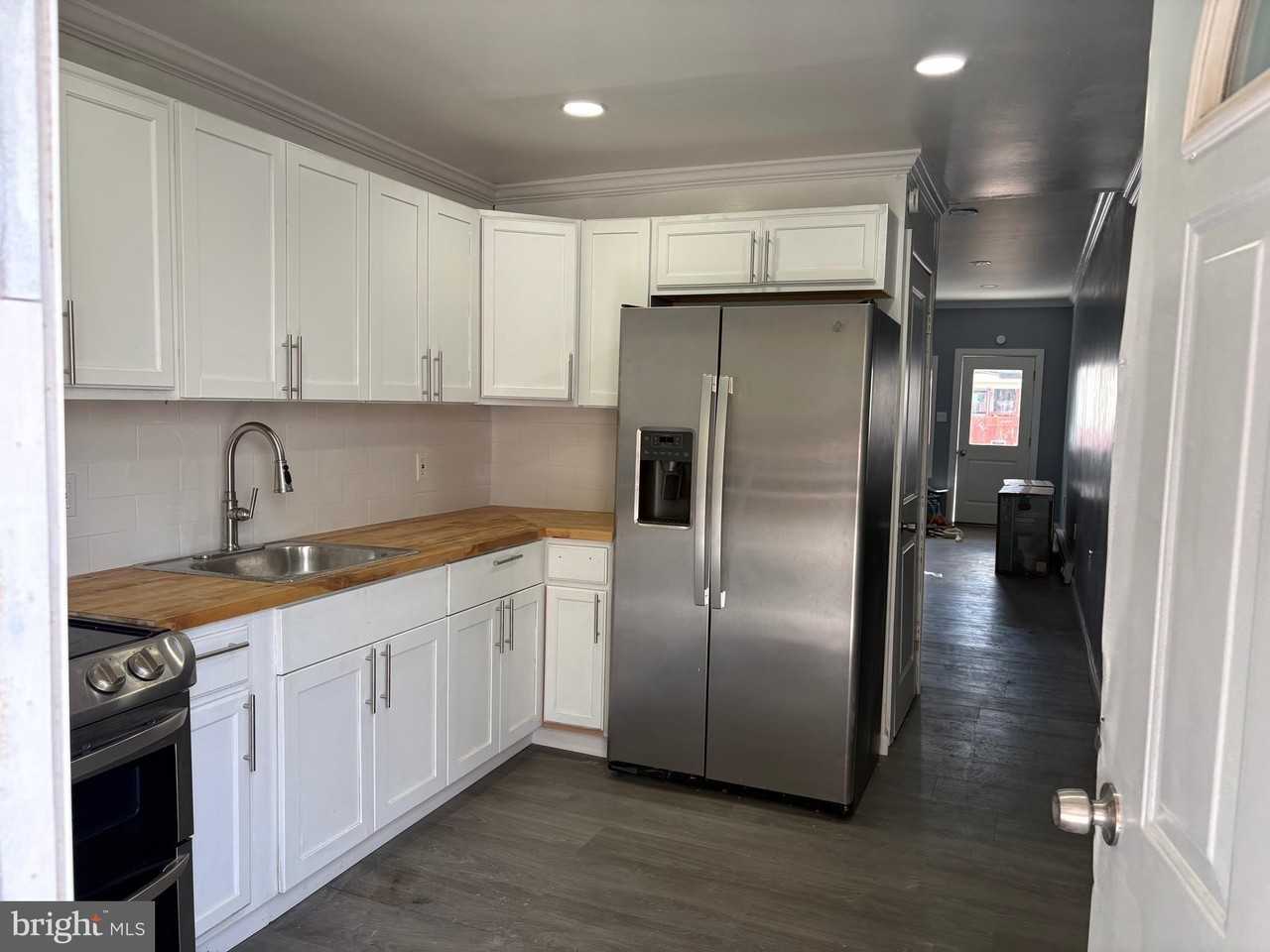 409 W Market St - Photo 4 of 10