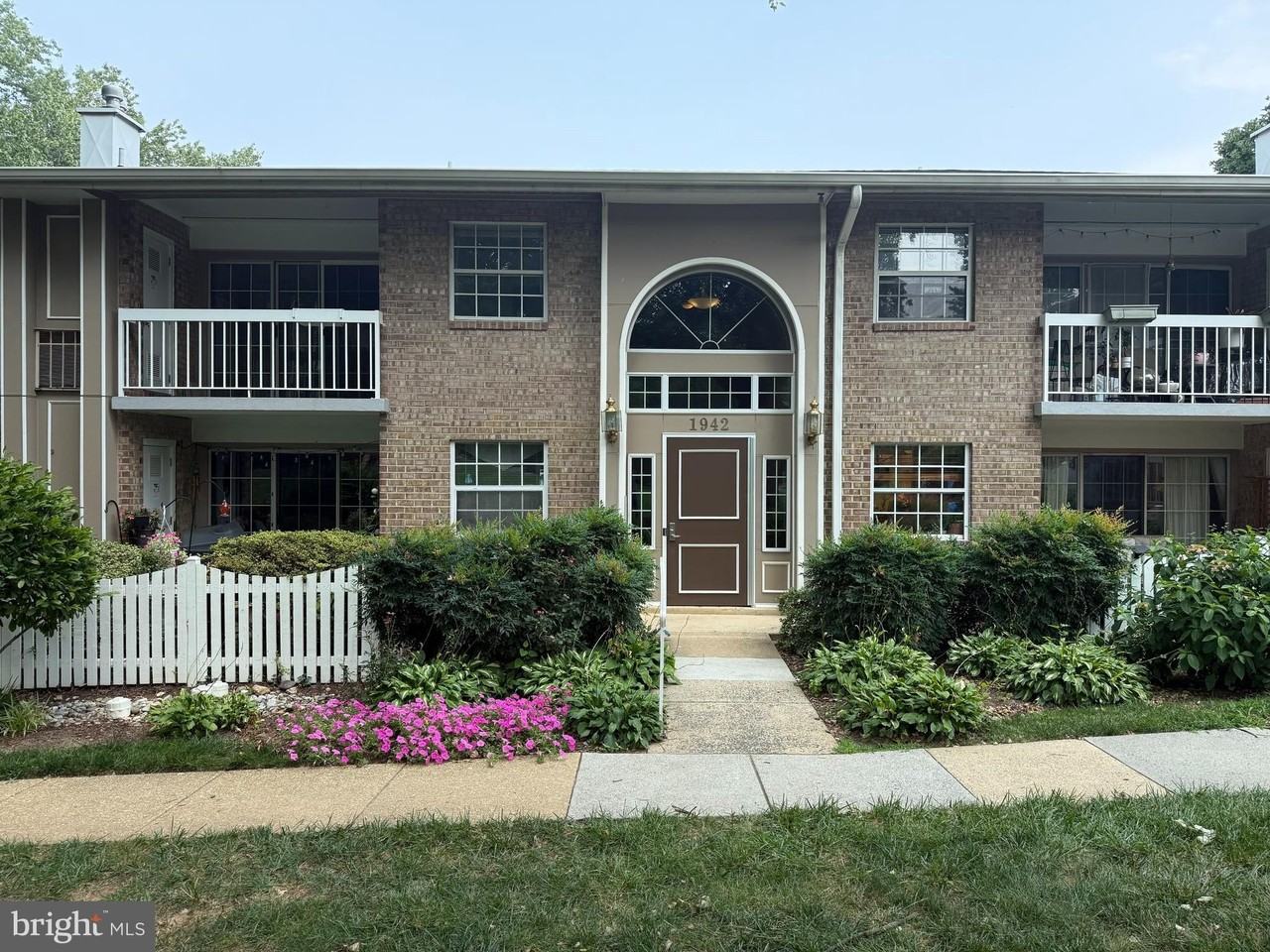 1942 Kennedy Dr #201 - Photo 2 of 27