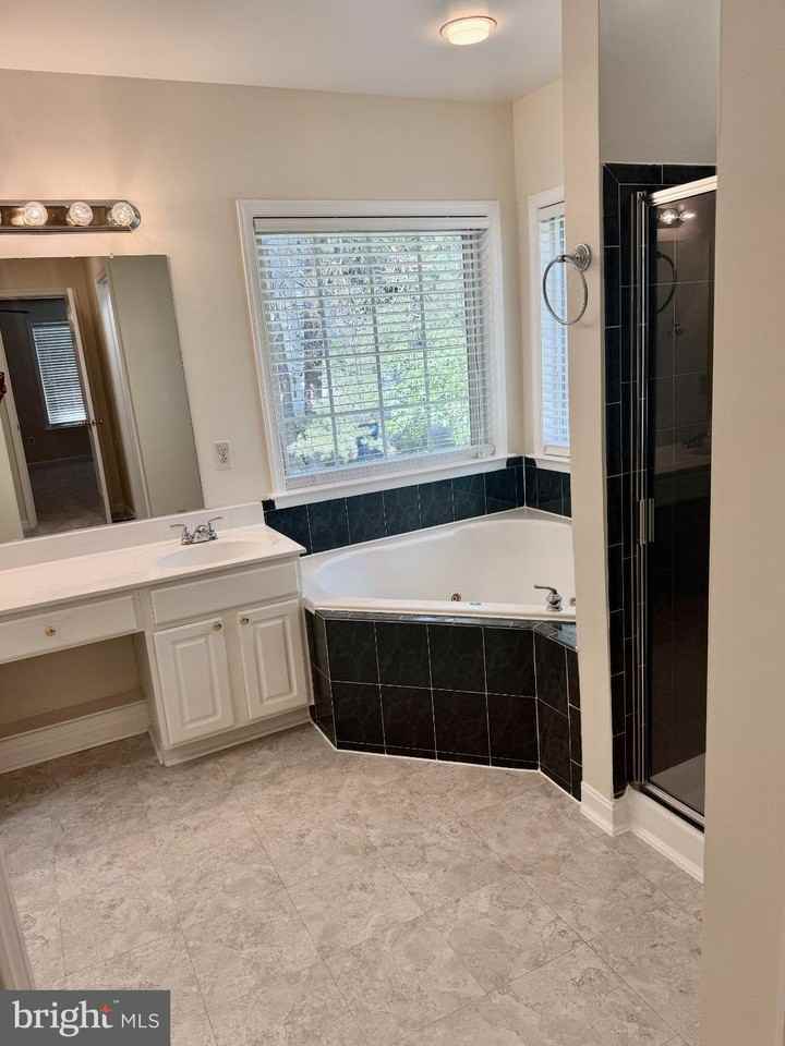 9504 S Royal Crest Ct - Photo 6 of 40