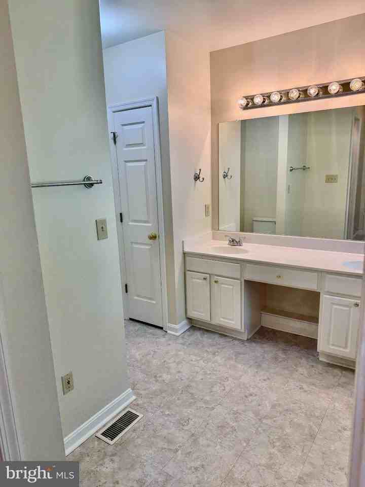 9504 S Royal Crest Ct - Photo 7 of 40