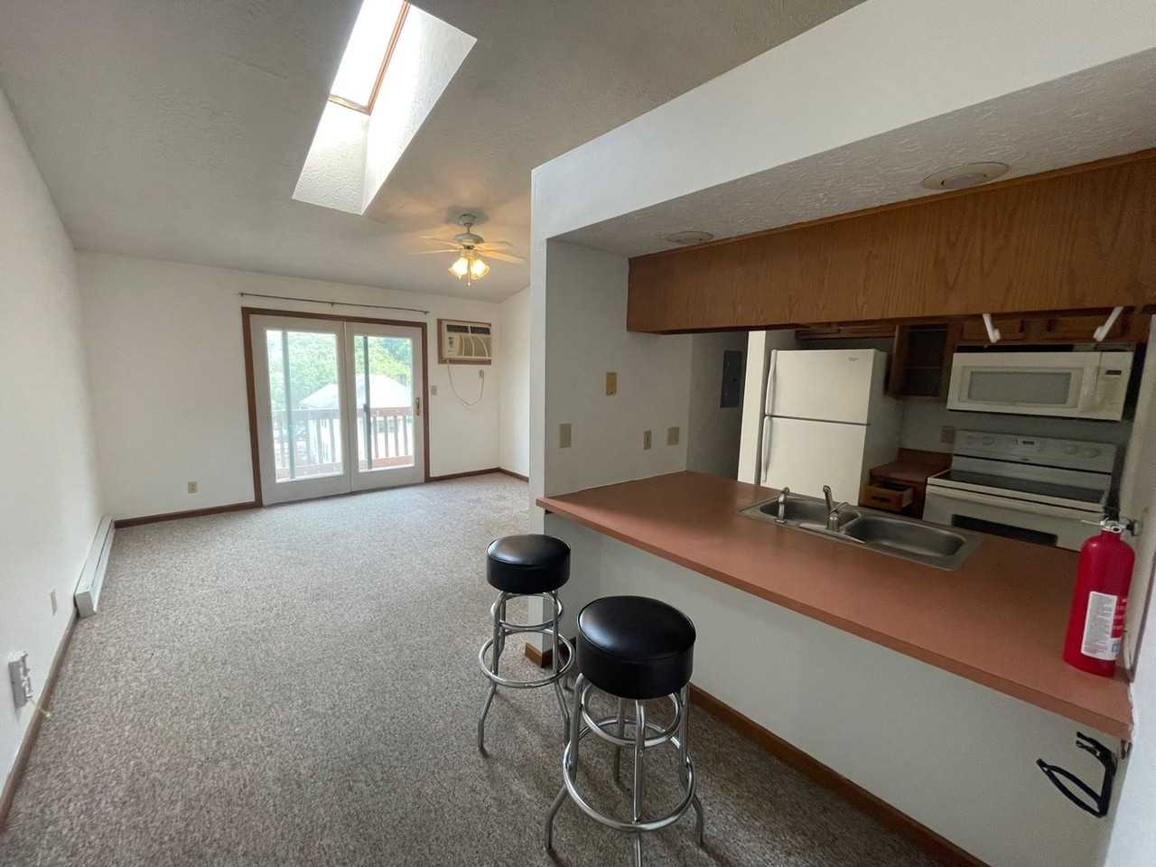 Leslie Manor Apartments - Photo 2 of 35