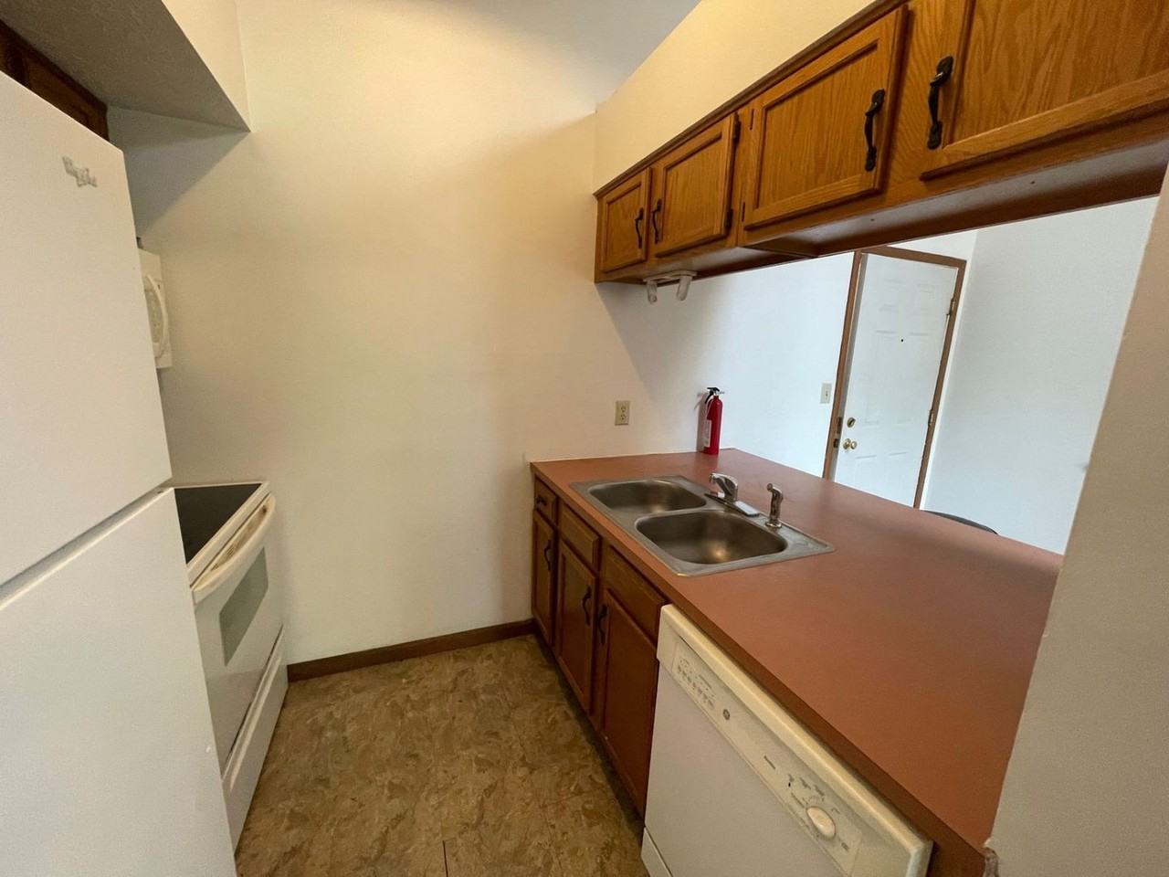 Leslie Manor Apartments - Photo 5 of 35