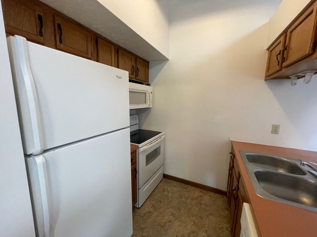 Leslie Manor Apartments - Photo 6 of 35