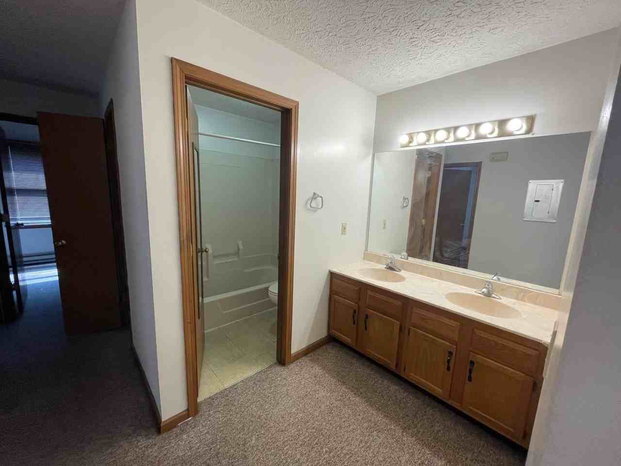 Leslie Manor Apartments - Photo 7 of 35