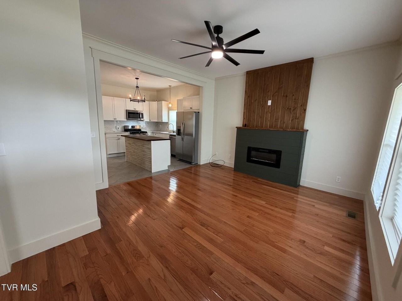 710 Carson St - Photo 2 of 19
