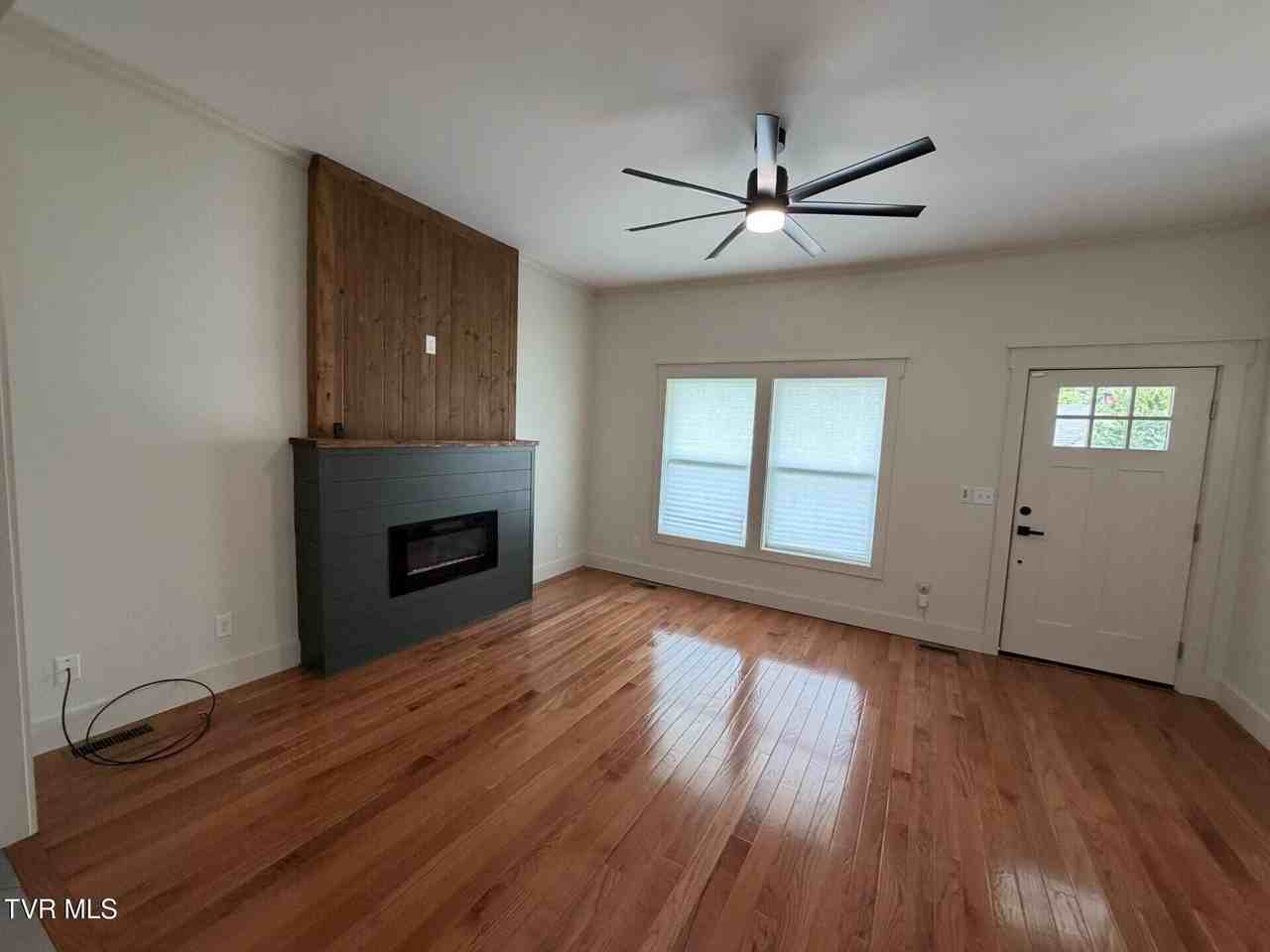 710 Carson St - Photo 3 of 19