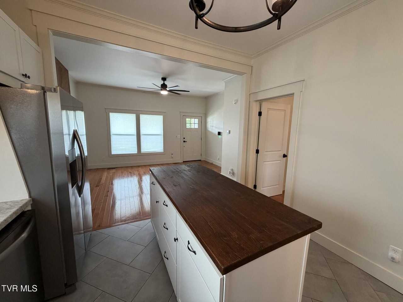 710 Carson St - Photo 4 of 19